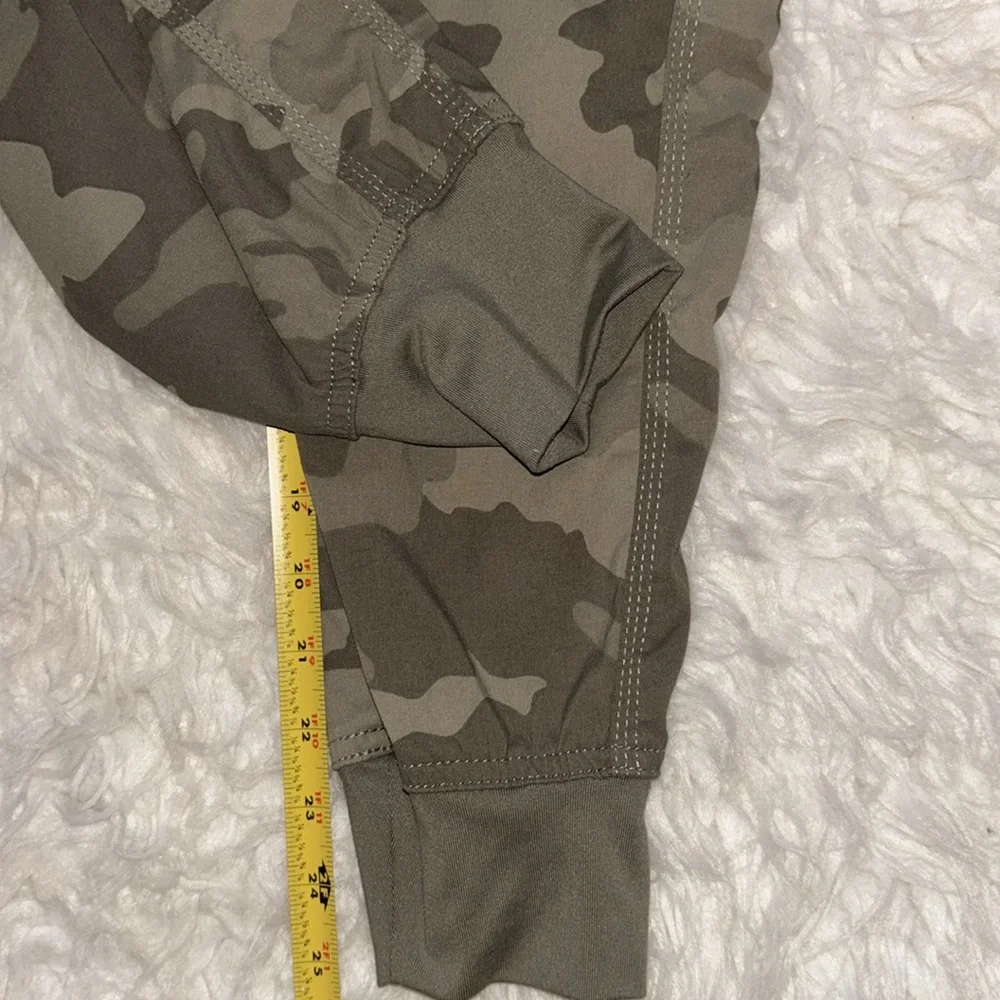 Prana Green Camo Sky Canyon Joggers, Size 0 - Picture 8 of 16